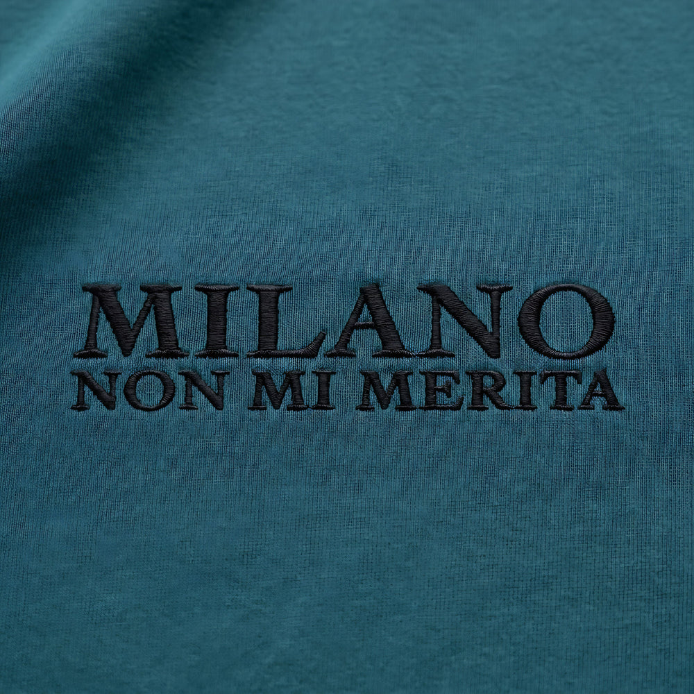 T-shirt oversize Milano non mi merita petrolio - dettaglio ricamo