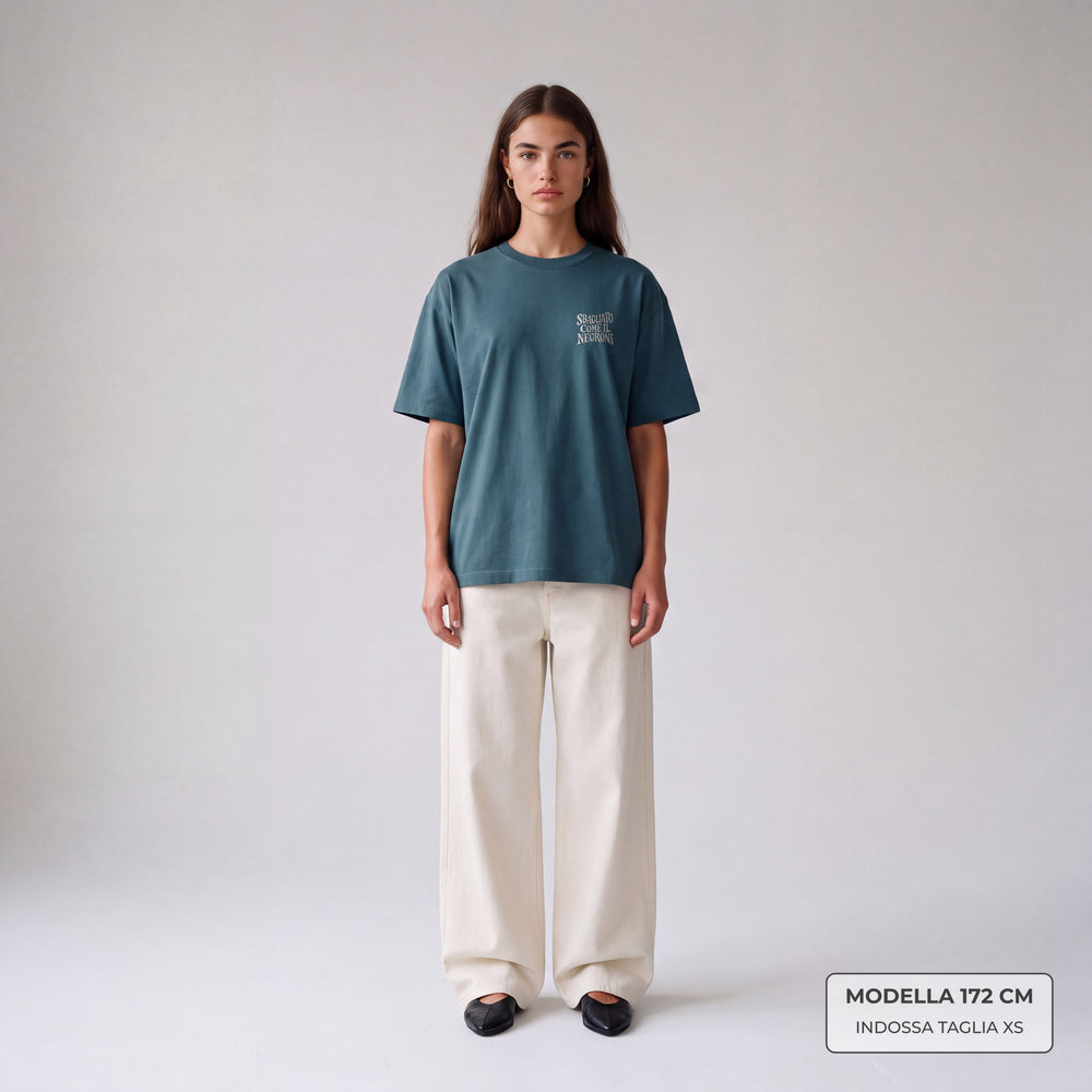 T-shirt oversize petrolio Sbagliato come il Negroni indossata donna