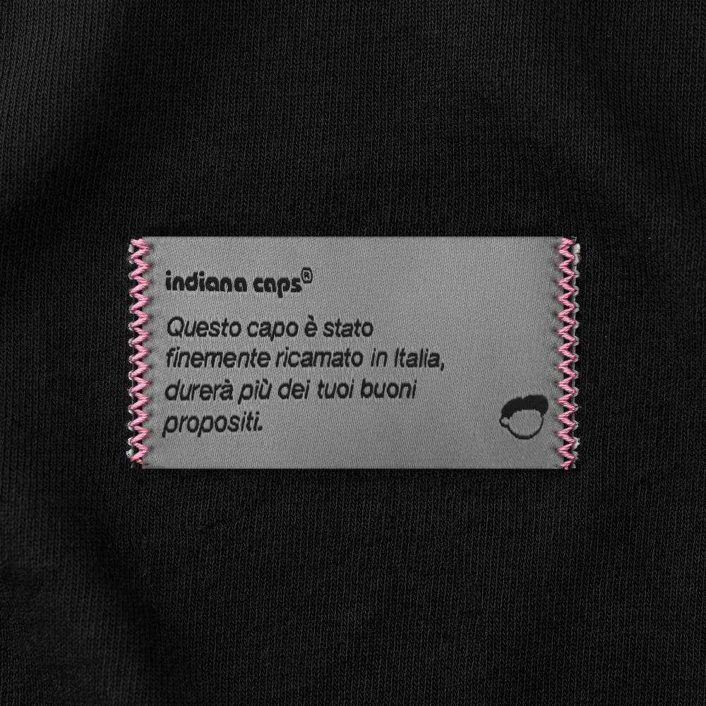 T-shirt Take me back to bed Nero - zoom etichetta