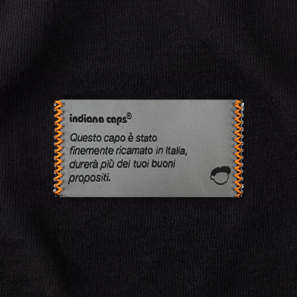 T-shirt C'est la fucking vie Nero - zoom etichetta