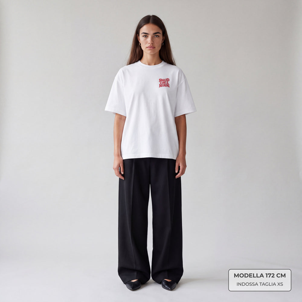 T-shirt oversize bianca Sbagliato come il Negroni indossata donna