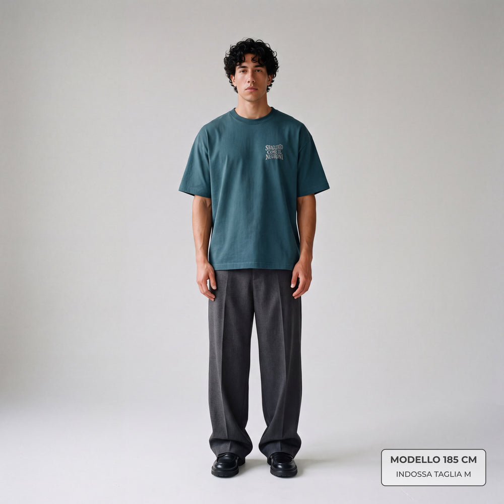 T-shirt oversize petrolio Sbagliato come il Negroni indossata uomo