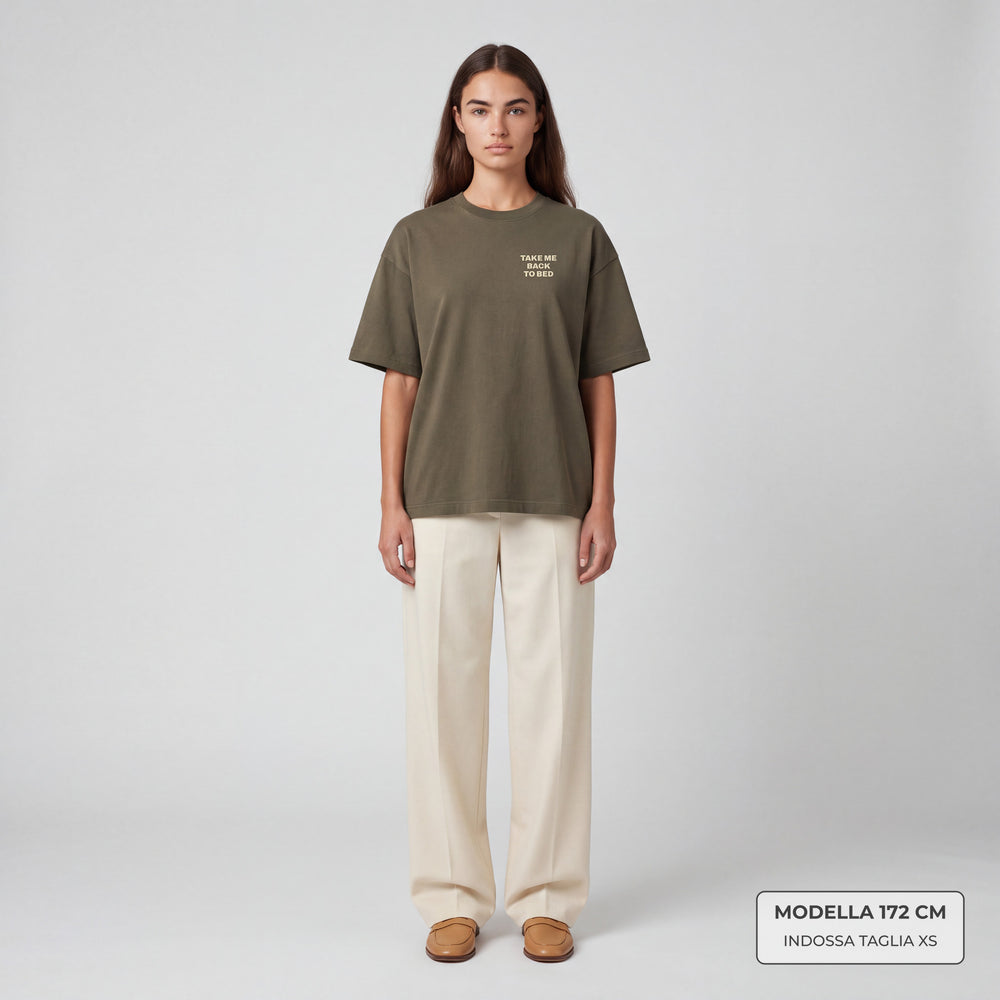 T-shirt Take me back to bed Verde - indossata modella