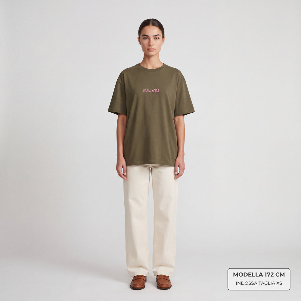 T-shirt oversize Milano non mi merita verde - modella indossa fronte