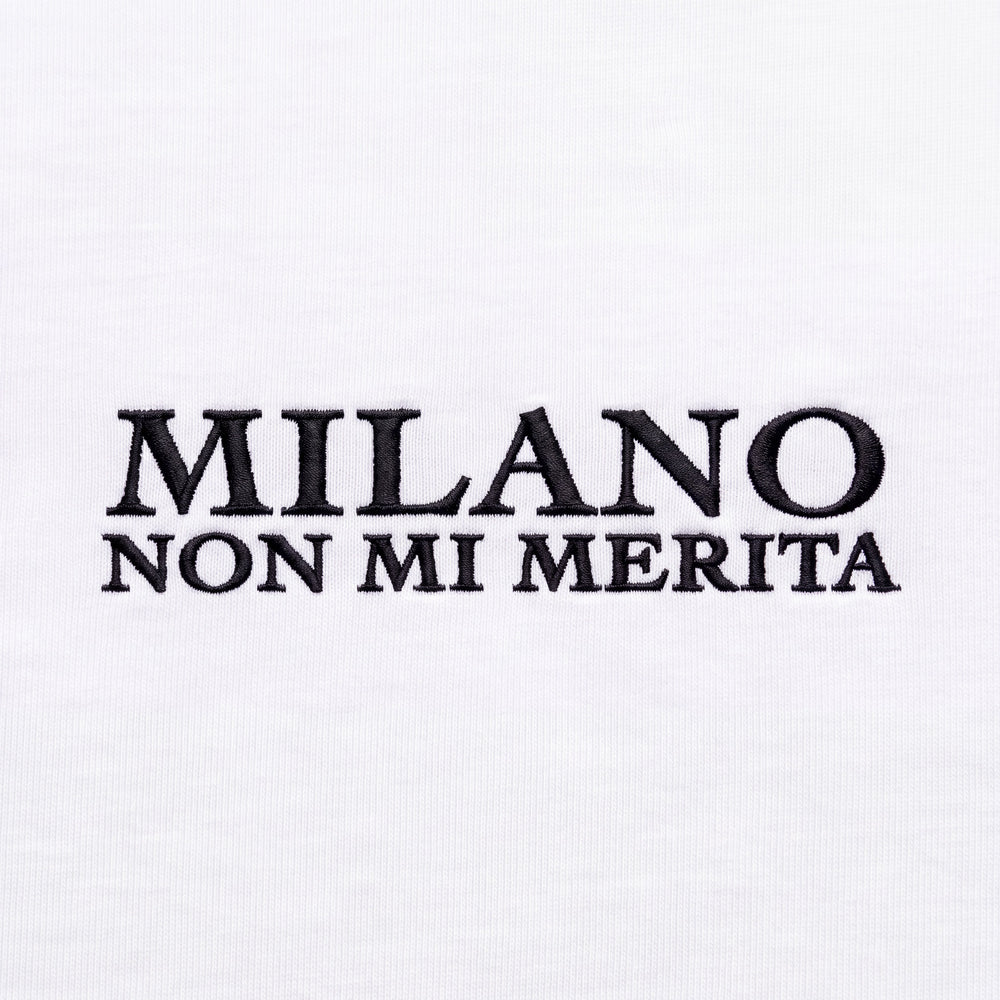 T-shirt oversize Milano non mi merita bianco - dettaglio ricamo