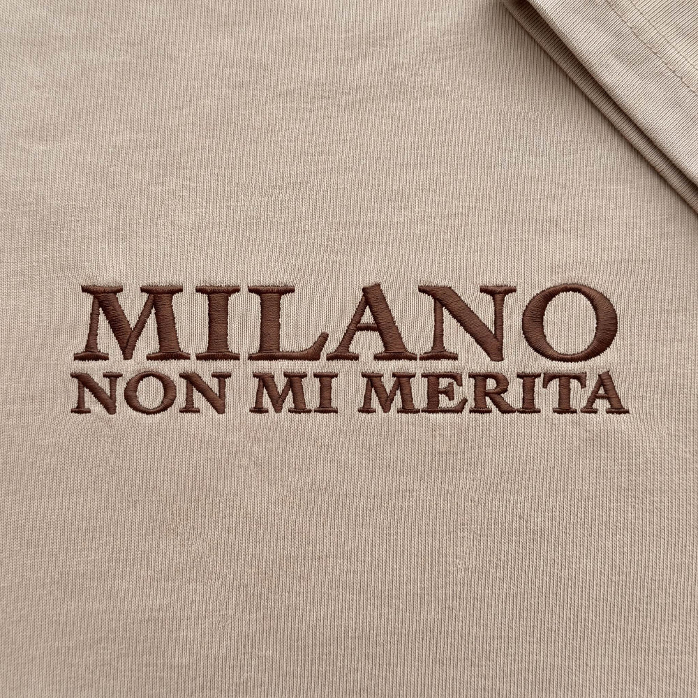 T-shirt oversize Milano non mi merita beige - dettaglio ricamo