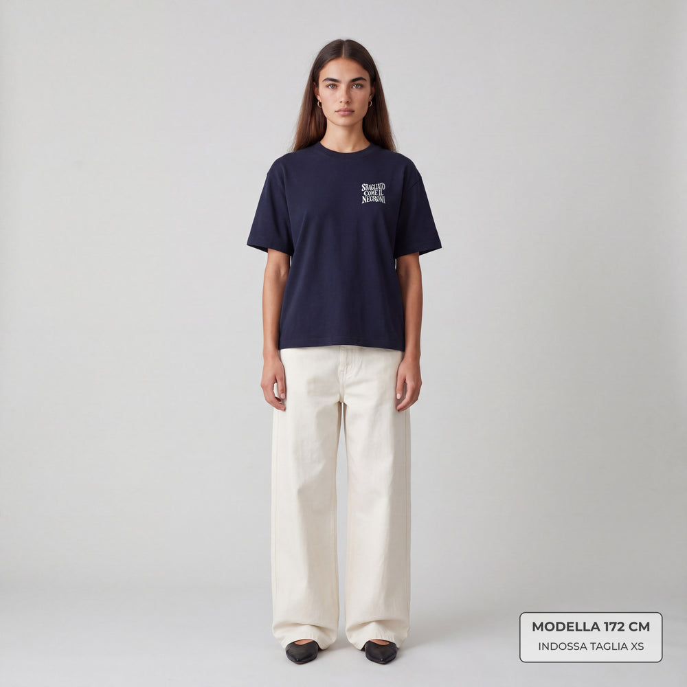 T-shirt oversize blu Sbagliato come il Negroni indossata donna