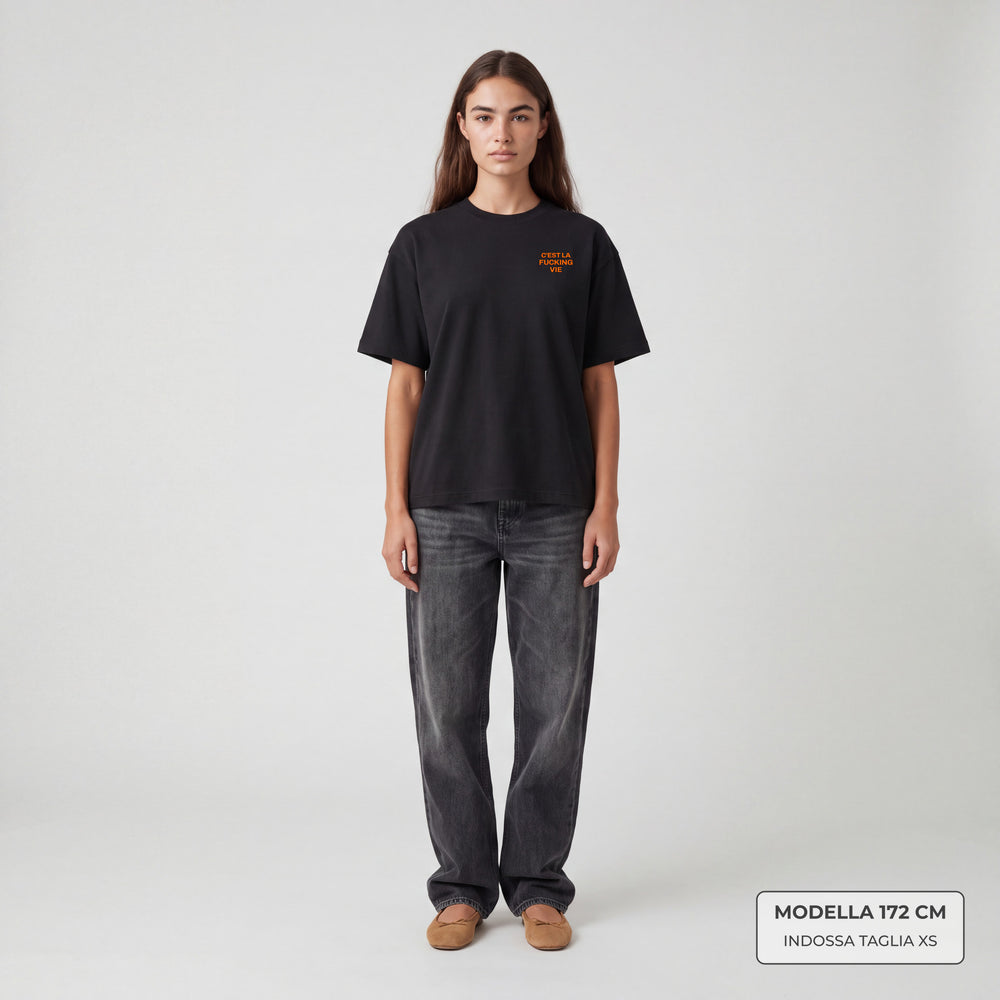 T-shirt C'est la fucking vie Nero - indossata modella