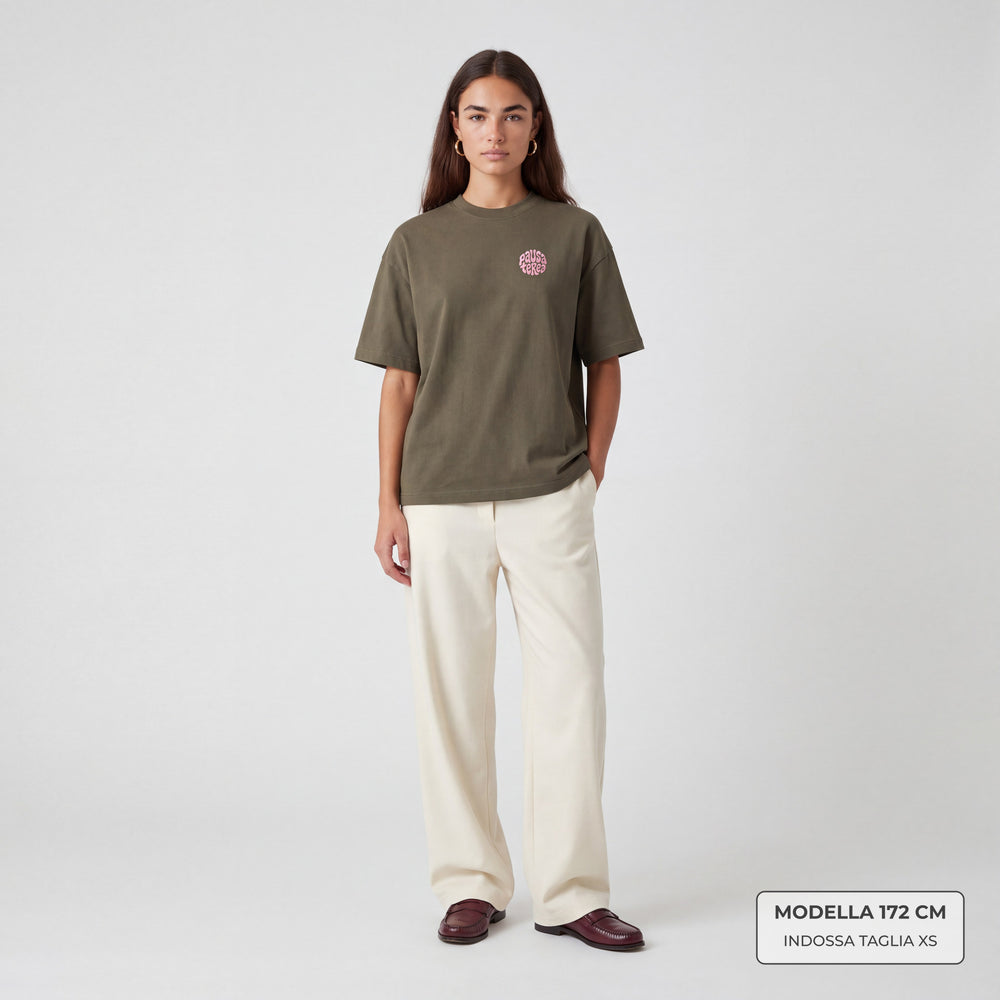 T-Shirt Oversize Pausa Terea Verde terra - modella