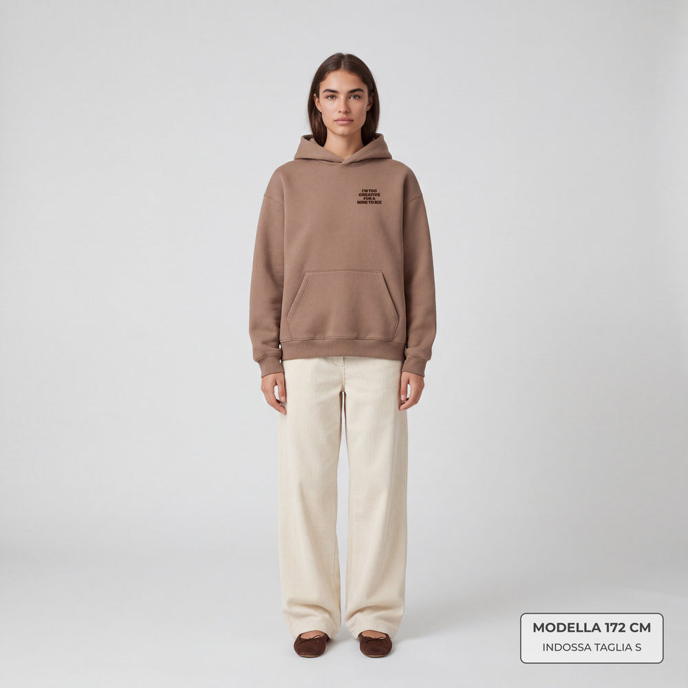 Felpa Creative Marrone - indossata modella