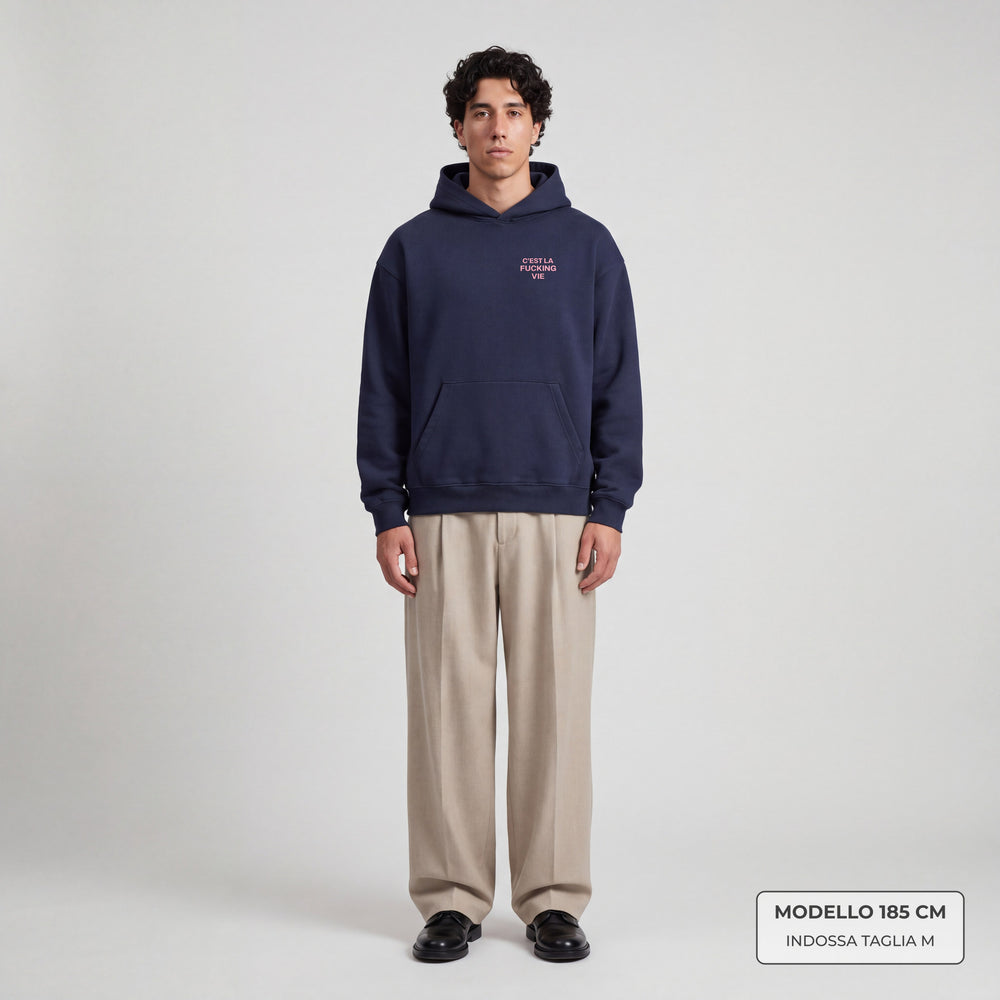Felpa C'est la fucking vie Blu - indossata modello