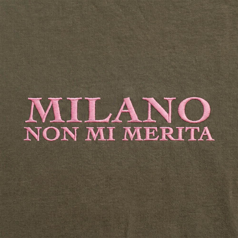 T-shirt oversize Milano non mi merita verde - dettaglio ricamo
