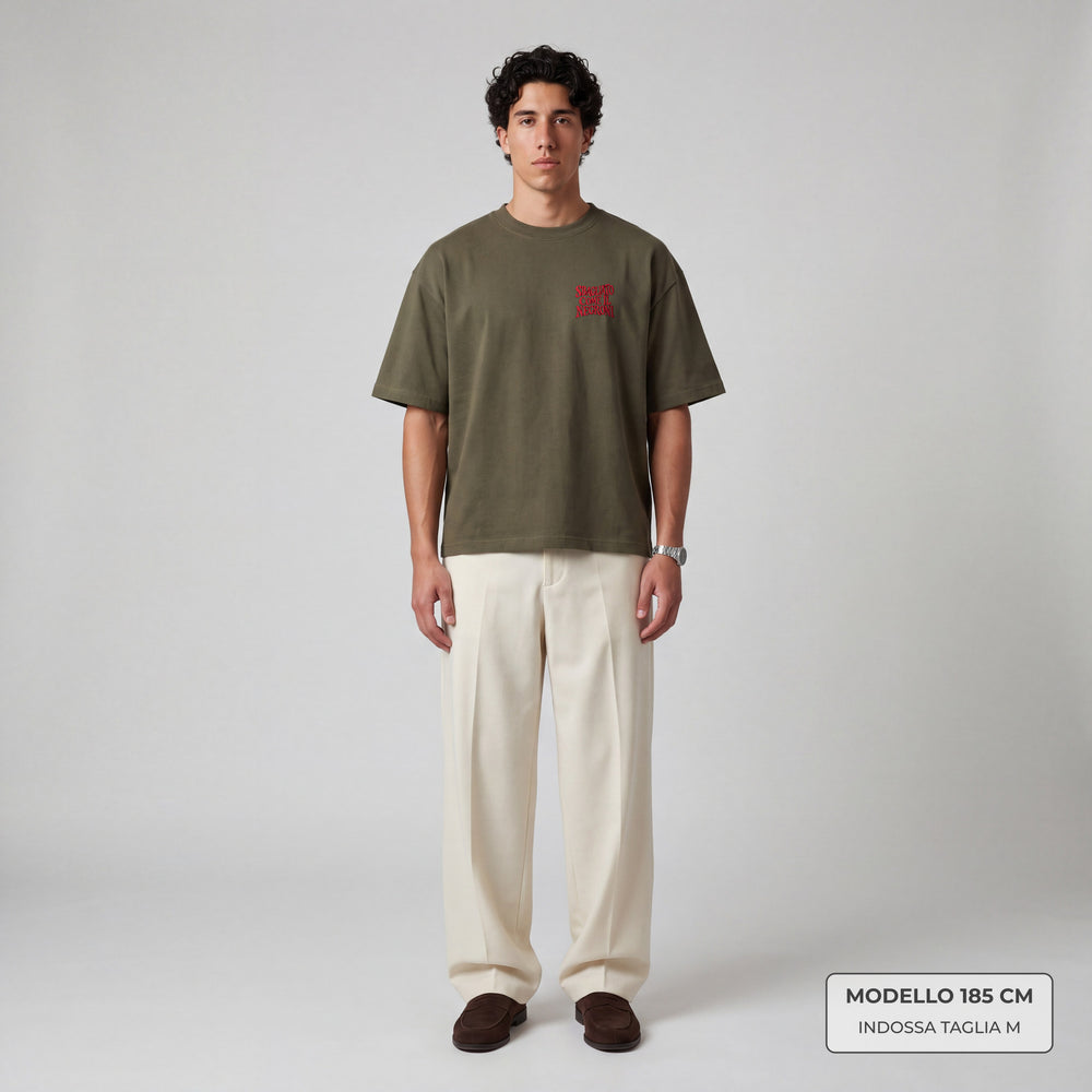 T-shirt oversize verde terra Sbagliato come il Negroni indossata uomo