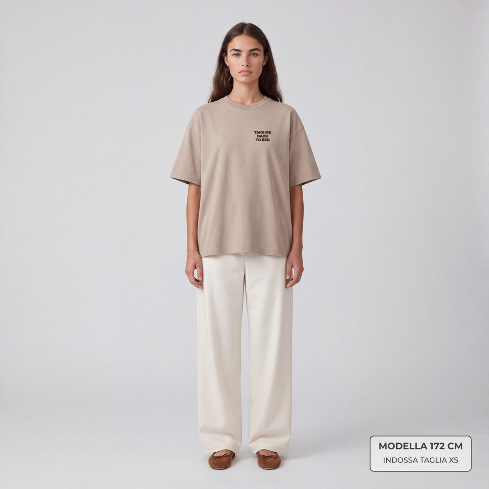 T-shirt Take me back to bed Beige - indossata modella