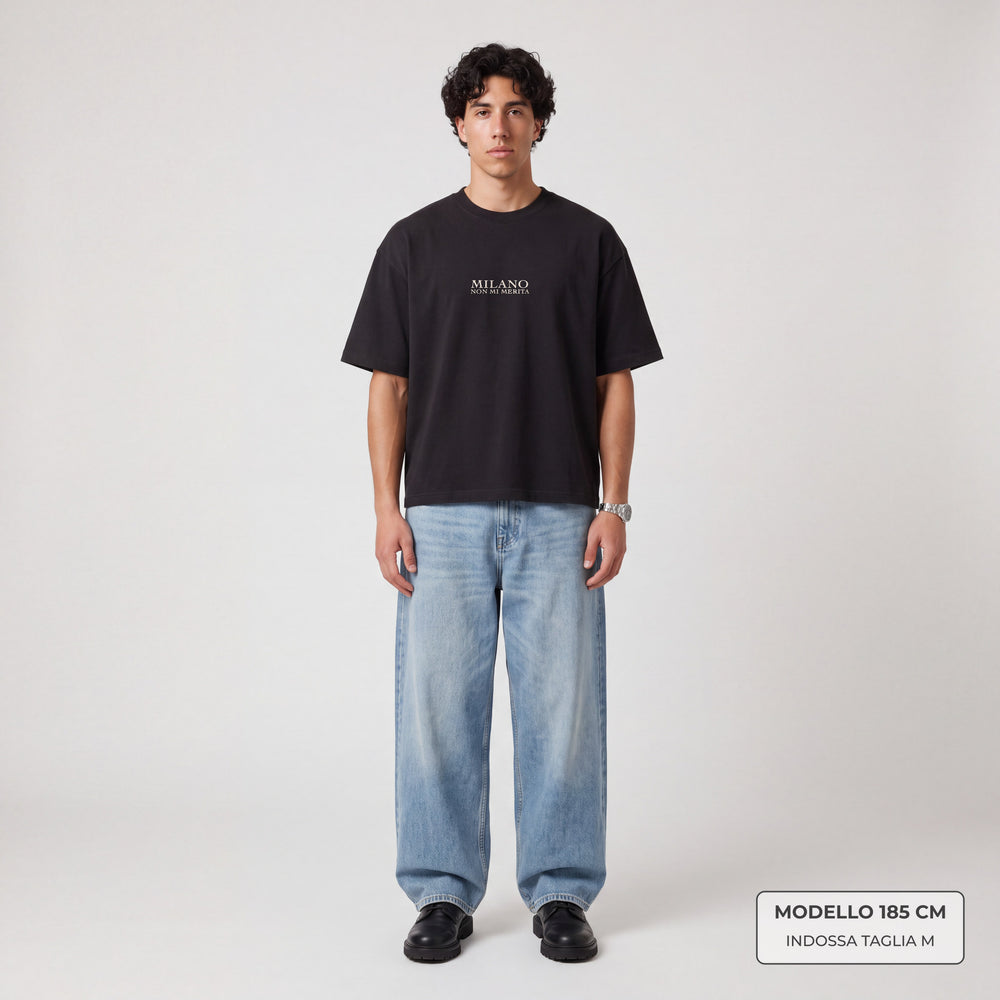 T-shirt oversize Milano non mi merita nero - modello indossa fronte