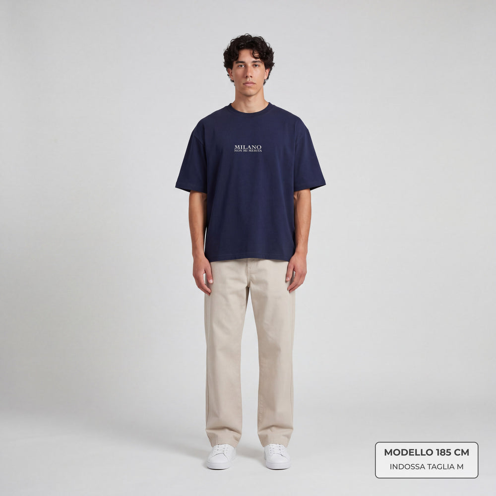 T-shirt oversize Milano non mi merita blu - modello indossa fronte