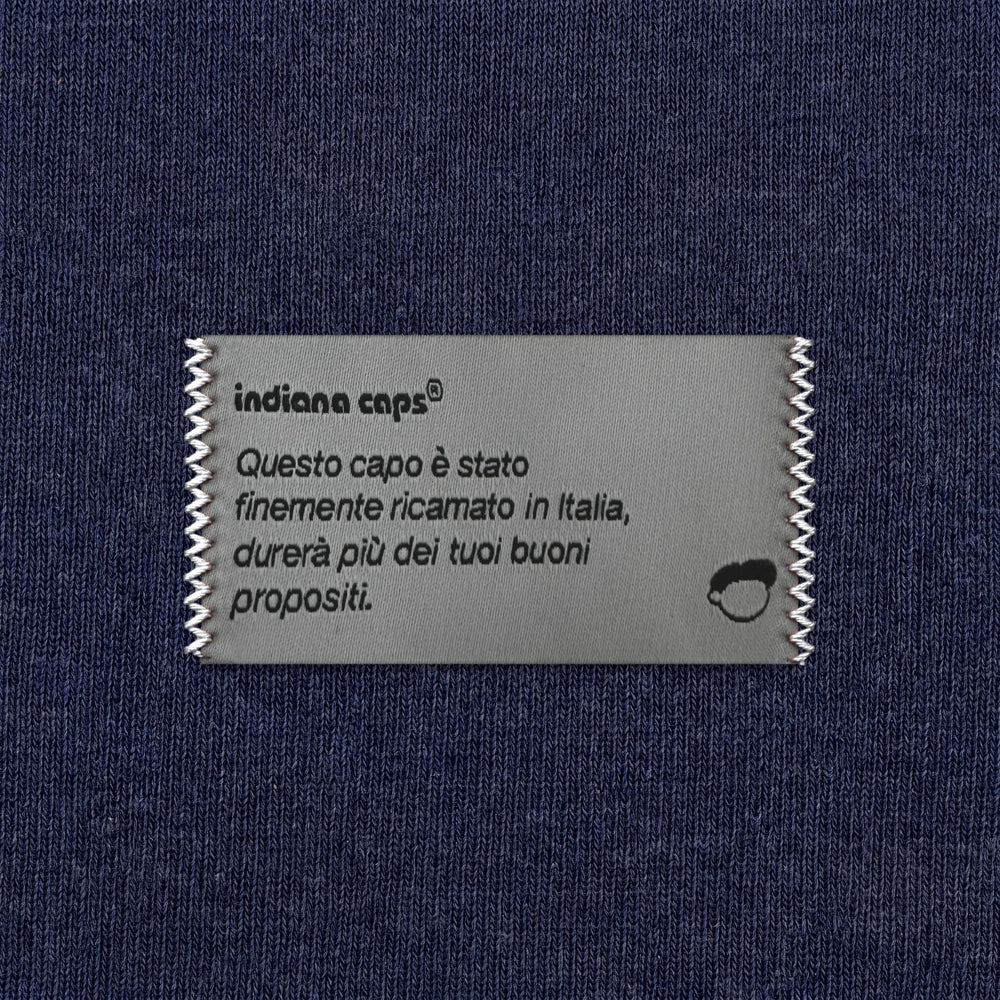 Dettaglio etichetta Indianacaps cuciture bianche su blu