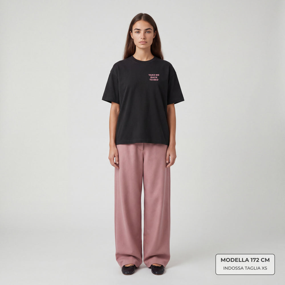 T-shirt Take me back to bed Nero - indossata modella