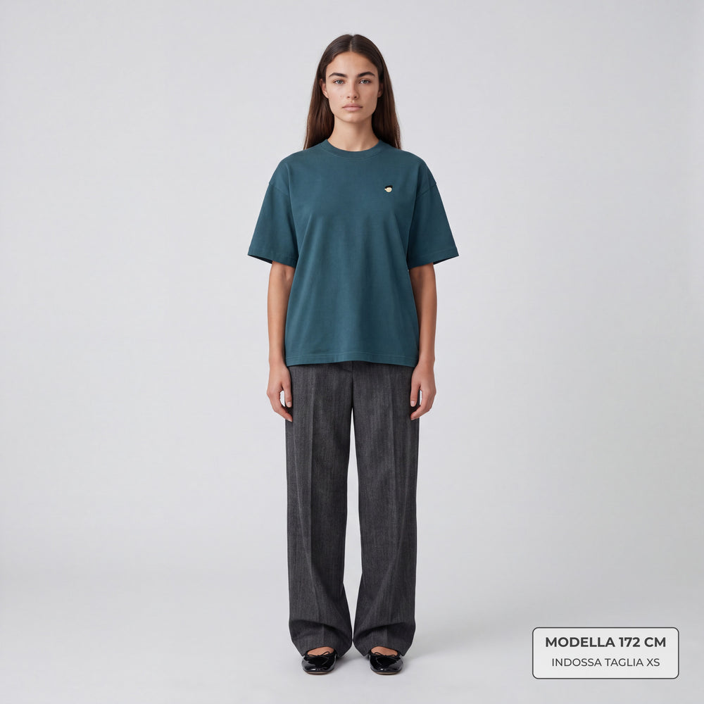 T-Shirt Oversize Essentials Petrolio - modella