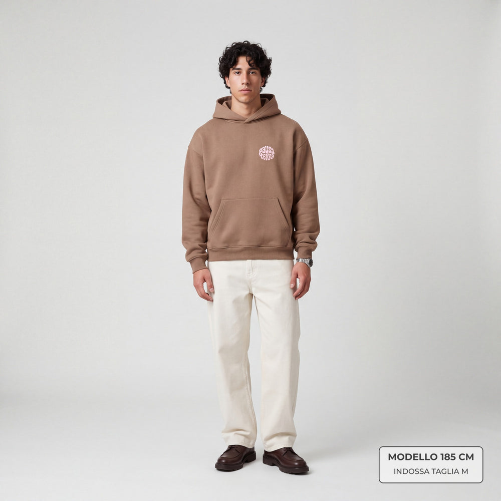 Hoodie Pausa Terea Marrone - indossata modello