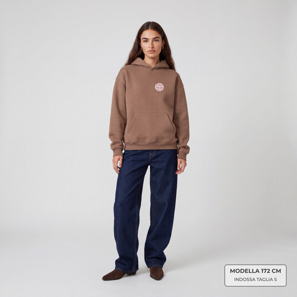 Hoodie Pausa Terea Marrone - indossata modella