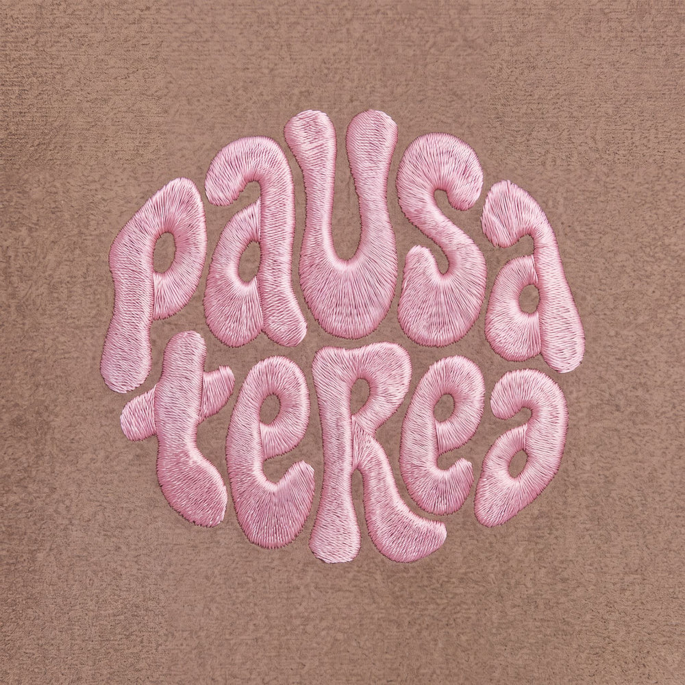 Hoodie Pausa Terea Marrone - dettaglio ricamo