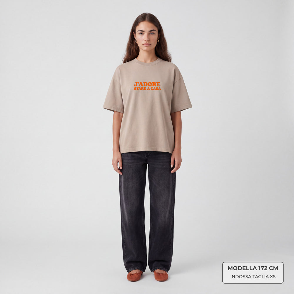 T-Shirt Oversize "J'adore stare a casa" beige - modella