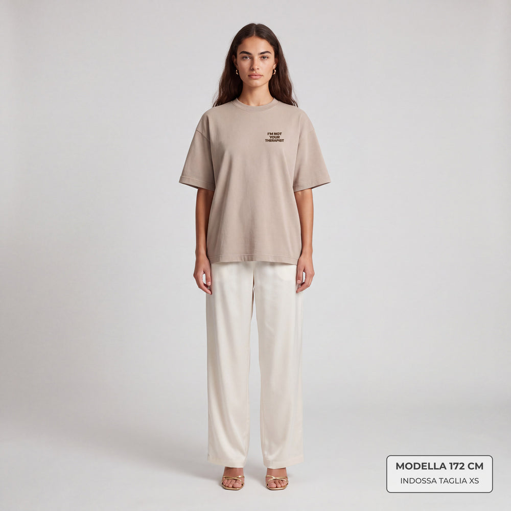 T-Shirt Oversize "I'm not your Therapist" beige - modella