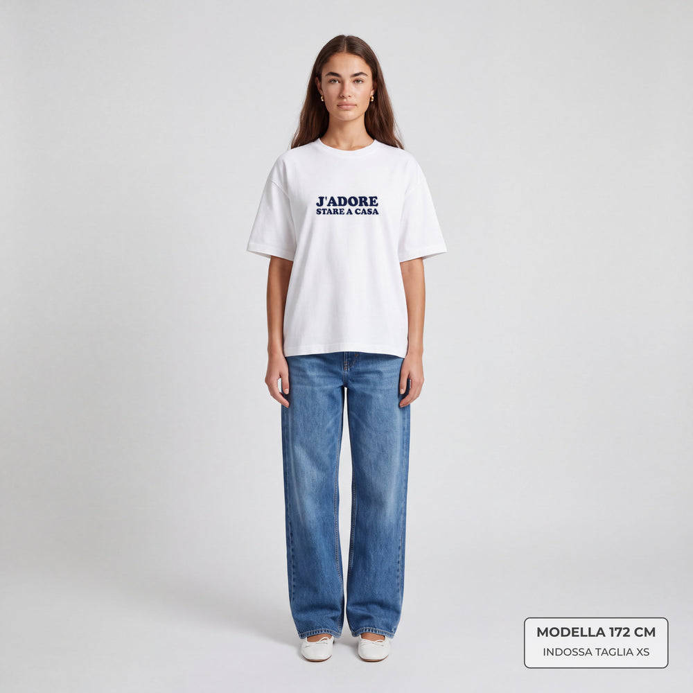 T-Shirt Oversize "J'adore stare a casa" bianco - modella