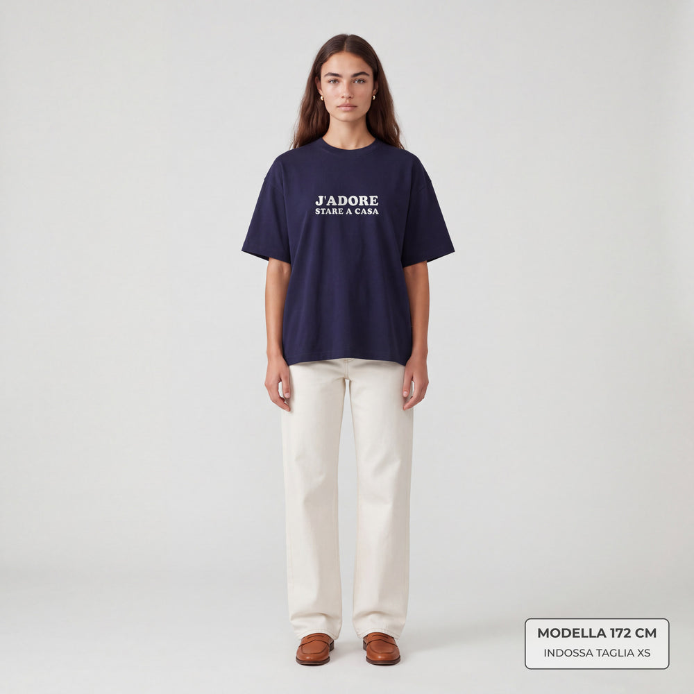 T-Shirt Oversize "J'adore stare a casa" blu - modella