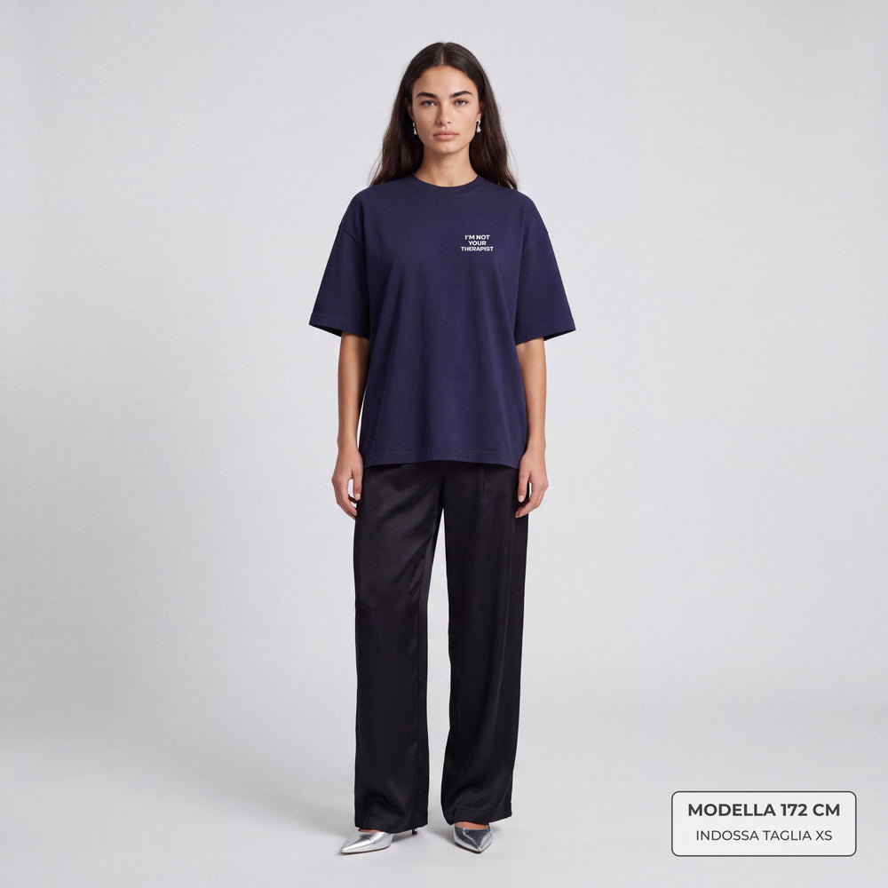 T-Shirt Oversize "I'm not your Therapist" blu - modella