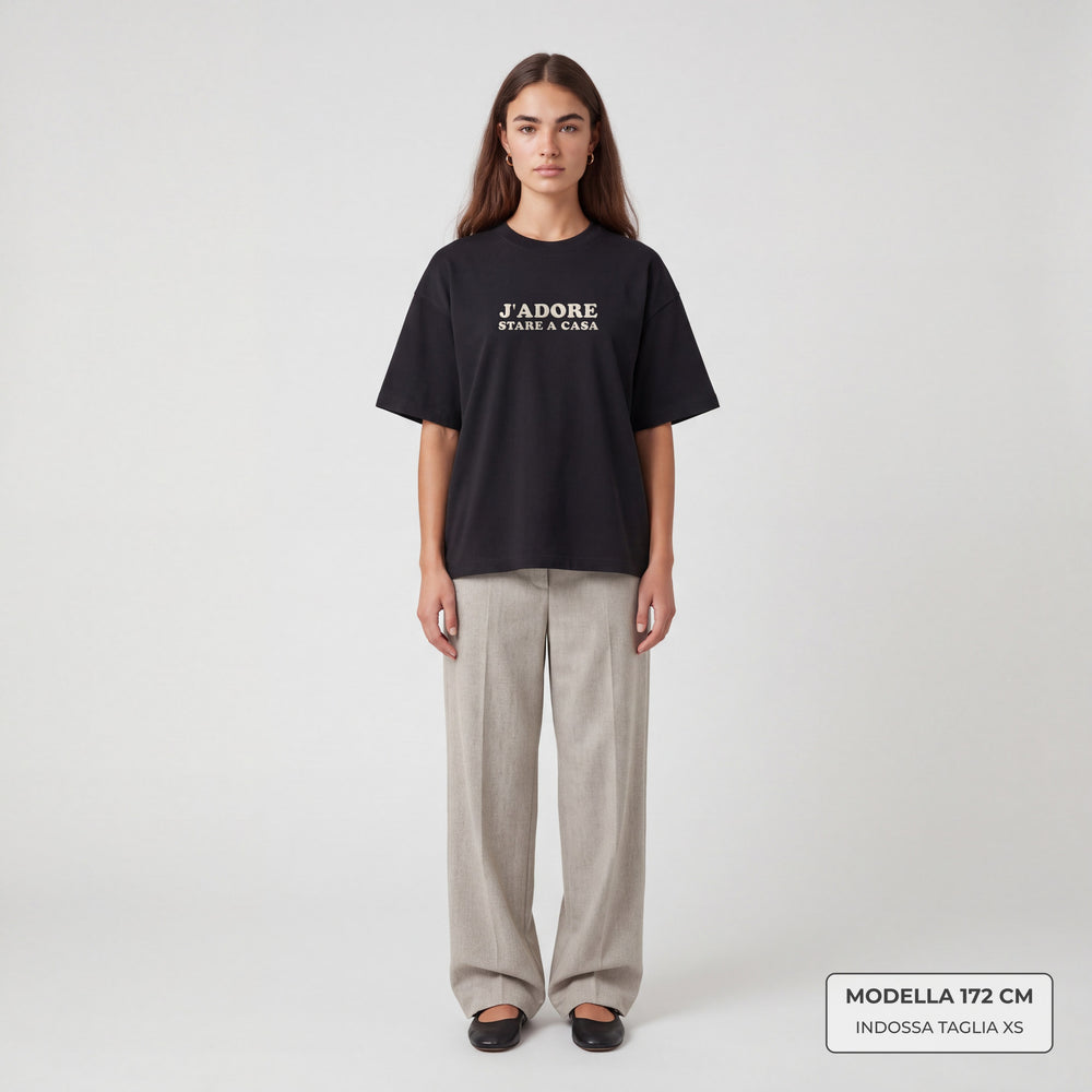 T-Shirt Oversize "J'adore stare a casa" nero - modella