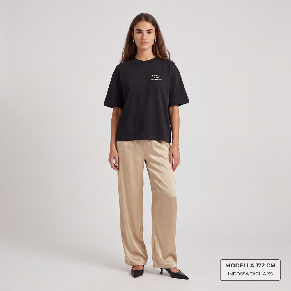 T-Shirt Oversize "I'm not your Therapist" nero - modella