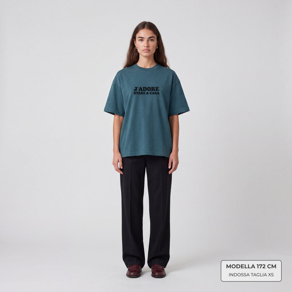 T-Shirt Oversize "J'adore stare a casa" petrolio - modella