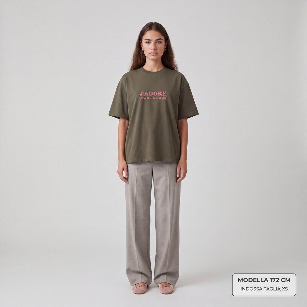T-Shirt Oversize "J'adore stare a casa" verde - modella