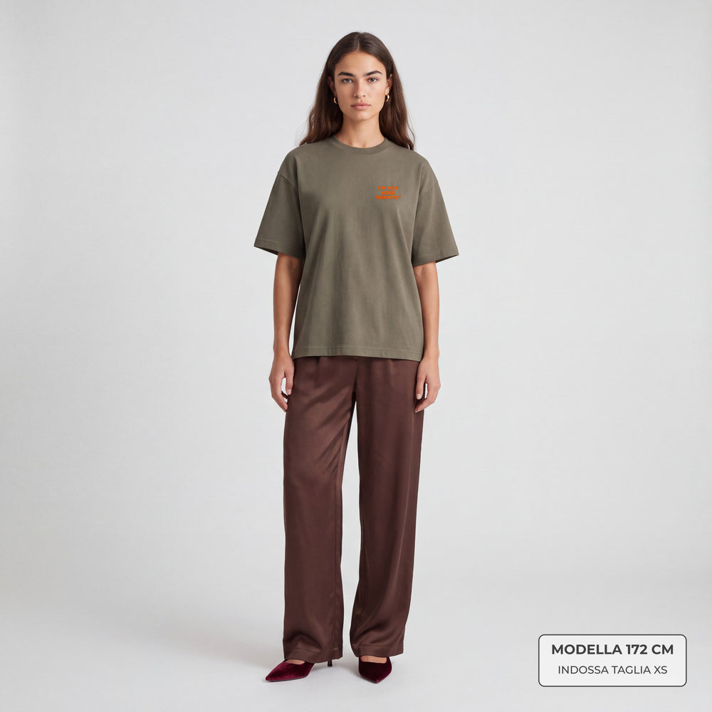 T-Shirt Oversize "I'm not your Therapist" verde - modella